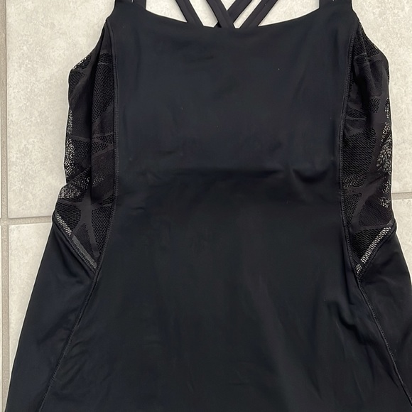 Lululemon women’s mesh panel tank top - Picture 9 of 9